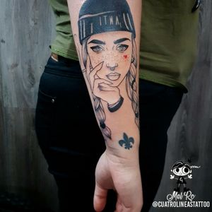 Tatuaje Chica estilo neotradicional blanco y negro, en Carabanchel Madrid Estudio cuatro líneas tattoo 