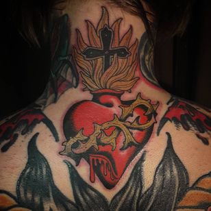 Tatuaje neo tradicional de Bjorn Liebner #BjornLiebner #tattooartist #neotraditional # ilustrativo #darkart #antik #vintage #Japanese #sacredheart #ild #crownofthorns