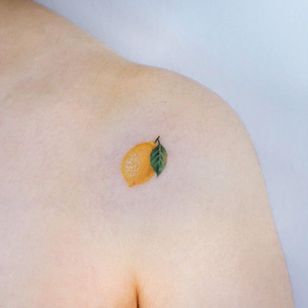 Little lemon tattoo por Haeny #Haeny #tinytattoos #tinytattoo #smalltattoo #small #tiny #minimal #mini