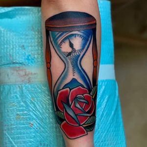 Time . #rose #hourglasstattoo #flagshiptattoogallery #ralphroyals #neotraditional #traditional 