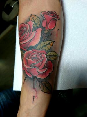 Rosas neotraditional @juanesblest_tattoo 