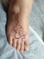Floral foot tattoo on my wife's "dainty" tootsy. #floral #foot #sacredchaosink #linework 
