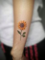 Booking on my whatsapp +522223605806 info in bio✌🏻🤓 #sunflower #sunflowertattoo #tatuaje #tattoo #colortattoo #smalltattoos @smalltattoosforgirls #forearm #forearmtattoo #antebrazo #wristtattoo #ink #inked #inkedgirls #tattooedgirls #HybridoKymera #puebla #mexico #tatuadoresmexicanos #tatuadorespoblanos #pueblacity #hechoenmexico #madeinmexico #tatuadoresmx #mexicotattoo #mexicanpowertattoo #pueblatattoo #tattooinklatino #artinkstasmx @radiantcolorsink @fkirons @secondskinmx @tattoodo 