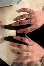 Full finger with tattoos!!!! #fingertattoo #hand #minitattoo #minimalistic 
