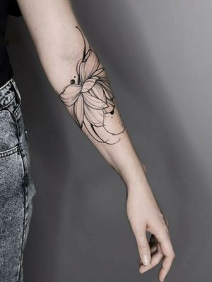 By #tetimalik.tattoo #blackwork #floral #flower #abstract 