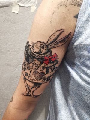 Follow the White Rabbit.......#tremuschiink #tattoo #sketch #sketchtattoo #inked #comictattoo #uschi3000 #comic #rabbit #whiterabbit #aliceinwonderland #lewiscaroll #vintagetattoo #uvtattoo #johntenniel #illustration #tmikollektiv #tmicollective #blacklighttattoo 