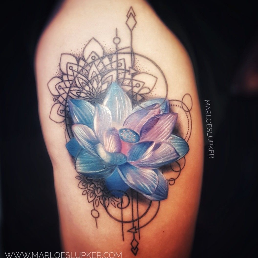Blue lotus flower tattoo on the upper back by Nando done in Seoul   Melhores tatuagens femininas Melhores tatuagens Tatuagem