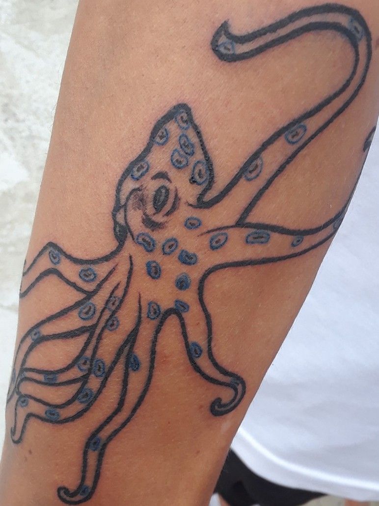 Tattoo uploaded by Hdz tattoo • Pulpo anillos azules • Tattoodo