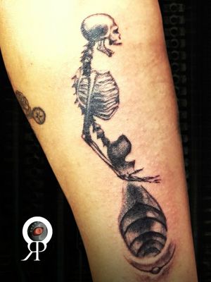 Skelletons are always beautiful. I Made this tattoo based on a draw that Imade when I was on high school 18 years ago. Thanks to my beat Peruvian friend Guido