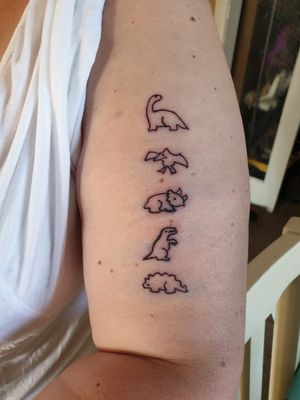 ...and another wifey tattoo. She loves her dinosaurs and these cute little guys are no exception. #minimalist #simplistic #simple #tinytattoo  #dinosaur #sacredchaosink #outline 