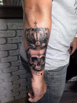 Trabalho que fiz no grande Amigo Tácito Valew man... #skulltattoo #skull #tattooart #tattooartist #Tattoodo #crown #crowntattoo #tatuagem #blackandgrey #blackandgreytattoo #caveira #tattooist #tattooistartmag #tattooart #ink #inked #inkedup #bng #bnginksociety 
