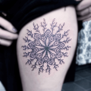 Tatuaje de geometría sagrada por Sofy Hall #SofyHall #sacredgeometry #geometric #floral #nature #leaves #mandala