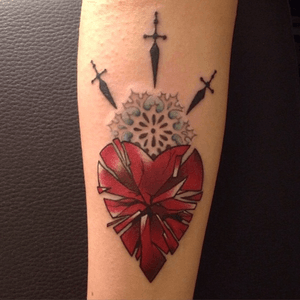Original draw by my dear friend and coleague @fueldrops ➖➖➖➖➖➖➖➖➖➖➖➖➖➖➖➖➖➖ #revynove #tattoo#tarots#heart#red#glass#broken#snowflake#shattered#pieces#winter#inverno#cuore#threeofswords#swords#hearttattoo#tarottattoo #revy #illistration 