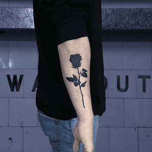 By Roswell Tattoo  #tattooartist #besttattoos #awesometattoos #tattoosforwomen #tattoosformen #tattooidea #ignoranttattoo #smalltattoo #minimaltattoo #fineline #rose #rosetattoo #black #blacktattoo