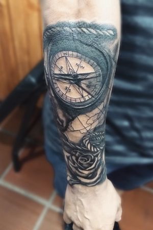 Bússola e rosa em realismo#compass #blackandgrey #blackandgray #blackandgreytattoo #realistic #tattoo #tatuaje #tatuajes #tatuagem #realismo 