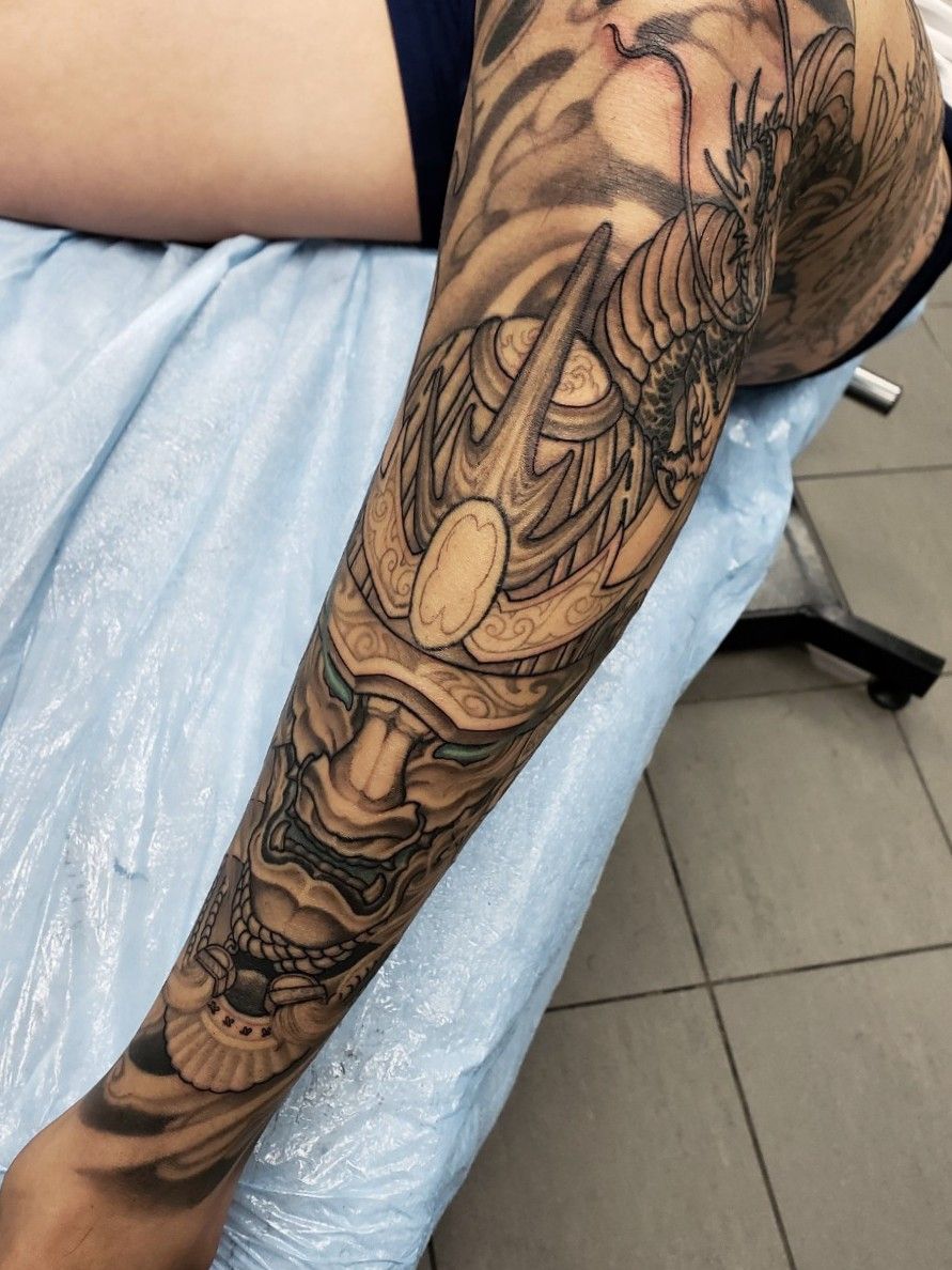 British woman gets an enormous Leo tattoo Discovers shes now a Cancer
