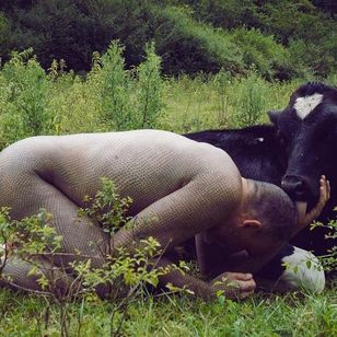 Alfredo Meschi wears his beliefs on his skin #vegan #veganink #animals #veganism #political #AlfredoMeschi #crosstattoos #xtattoos #blackwork #linework #bodysuit