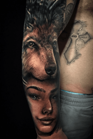 Girl and wolf! #realistic #realimtattoo #tattoo #tattooartist  #wolf #wolfhead #womantattoo 