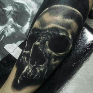 Calavera cover up ..#skull #skulltattoo #DarkArt #darktattoo #darkartists #horror #CoverUpTattoos #valparaiso #inked #tattoodo #contemporaryart #contemporarytattoos #blackandgrey #blackandgreytattoo #blackartist #tattoo #tatuaje #calavera 