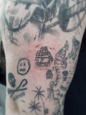 Small ship ⛵🌊 #tattoo #tattooart #bodyart #shiptattooo #tattooist #comoitaly #seatattoo 
