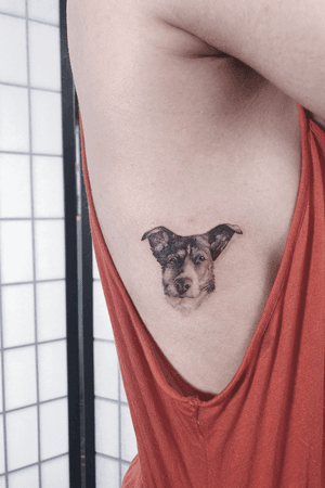 #tattooartist #besttattoos #awesometattoos #tattoosforwomen #tattoosformen #tattooidea #dogtattoo #dog #animal #dotwork #smalltattoo 