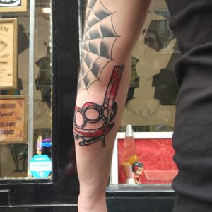 #tattoo #tattoos #tattoodo #razor #razortattoo#knuckletattoo #brasstattoo #brassknuckles#razorblades #blade #marie13 #knuckleduster#blackandred #blxckink