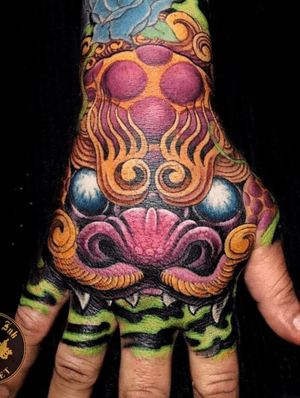 Awesome colour work on this Foo Dog hand tattoo 
