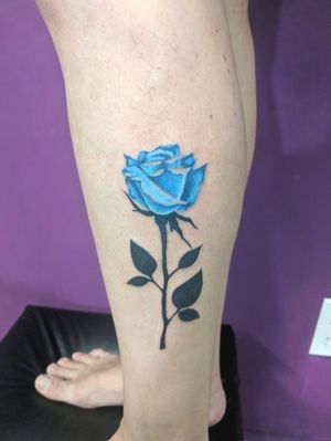Rosa azul da Ursula, umas das poucas delicadas que a cliente tem, mostrando que nem só de caveiras vive uma mulher 😊#rose #rosetattoo #tattooroses #rosa #rosaazul #bluerose #Delicadatattoo 