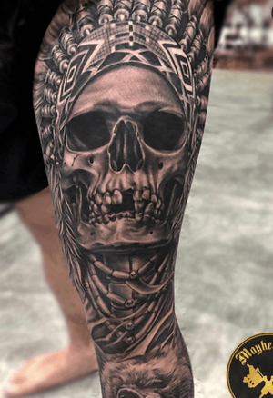 Skull with headress leg sleeve 