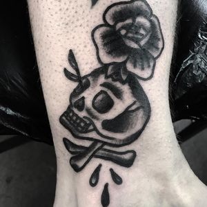 Small Skull Black and Grey traditional 