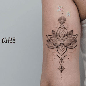 Design y tattoo by Alfio. Buenos Aires - Argentina / alfiotattoo@gmail.com / #loto  #lotusflower #lotustattoo #fineline #art #tattoodesign #alfiotattoo #composition #tattoocolor #finelinetattoo #dotwork #dotworktattoo #tattoo #tattooart #tattooartist