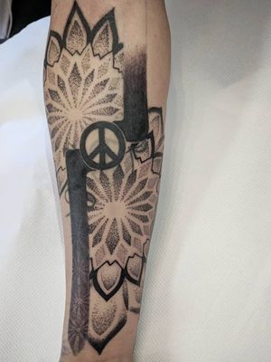 Cover-up and reworked/incorporated the existing peace sign #dotwork #gloucester #gloucestershire #cheltenham #geometrictattoo #coverup #needledrag #peace #peacesign #blackwork #armtattoo 