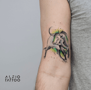 Design y tattoo by Alfio. Buenos Aires - Argentina / alfiotattoo@gmail.com / #animaltattoo  #toros  #watercolor  #art #tattoodesign #alfiotattoo  #tattoocolor #ilustration