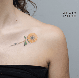 Design y tattoo by Alfio. Buenos Aires - Argentina / alfiotattoo@gmail.com / #girasol #flowers  #flowerstattoo  #minitattoos  #art #tattoodesign #alfiotattoo #tattoocolor