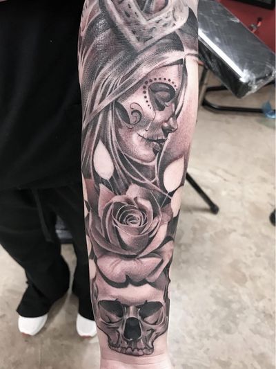 Sugar skull lady and rose tattoo by El Whyner #ElWhyner #Chicanotattoos #chicanotattoo #chicanx #chicano #chicana #CincodeMayo #Mexican #Mexico #tattooinspiration #besttattoos