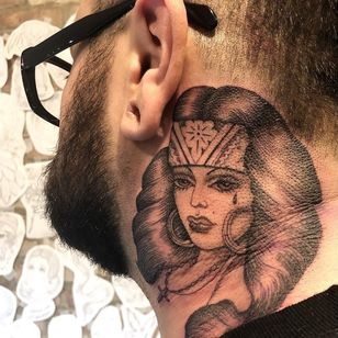 Tatuaje en el cuello de Tamara Santibanez #TamaraSantibanez #Chicanotattoos #chicanotattoo #chicanx #chicano #chicana #CincodeMayo #Mexican #Mexico #tattooinspiration #best tattoos
