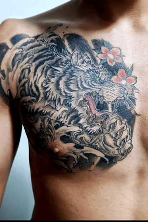 Japanese tiger tattoo completed, swipe left for more. client said he don't want to see until it's done, and he was happy with the surprise. I m lucky to have such supportive client!! If you have crazy ideas, want to turn it to beautiful design for your tattoo. --WhatsApp :+65 92988624Dm @kingstonart or email kingston_3@yahoo.com for tattoo consultation.-- -#tattoodesign #tattooflash #tattoo #blackworkerssubmission #japanese @asiatattoosupply#tattoosg #sketch #blackandgrey #backtattoo #bishoprotary #tattooartist #tigertattoo #japanesetattoo #blackandgreytattoo #tattooist #ukiyoe #sgart #sgtattoo #singaporetattooartist #singaporeinsta #tattoosketch #tattoosingapore #singaporeink #tiger #animaltattoo #worldofpencils #singaporetattoo #tattoosg #tattooculture #japanesetattoodesign