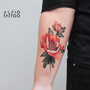 Alfiotattoo@gmail.com / Design y tattoo by Alfio. Buenos Aires - Argentina #peony #peonia #tattooflower #paint #coverup #art #tattoodesign #alfiotattoo #tattoocolor
