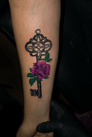 Skeleton key 🗝 and rose 🌹. #rose #skeletonkey#colortattoo #tattoo#inkedup #inkaddict #inklife #tattoostagram  #tattooart#tattooink #tattoodesign #channingstone#channingtattoo#femaleartist#hashtags#art#artist#arte #tattoo_art_worldwide #tattooinkspiration#tattoooftheday#tattoolife#tattooink#inkstinctsubmission#intenzepride#tattoosnob