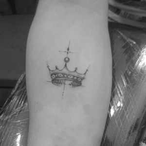 Crown.#crowntattoo #corona #lineworktattoo #blackwork #rey #girltattooartist #roxxaiin 