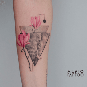 Design y tattoo by Alfio. Buenos Aires - Argentina / alfiotattoo@gmail.com / #elephant  #elefantes  #magnolia  #geometric #art #tattoodesign #alfiotattoo #composition #tattoocolor #dotwork #realismo