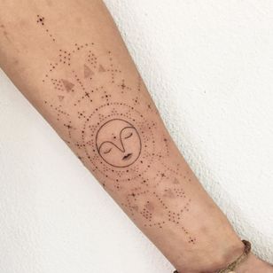 Hand Poke Tattoo: Mystical Dotwork de Ink & Earth # Ink & Earth #InkandEarth #handpoketattoo #nonelectrictattoo #handpoketattoo #handpoke #dotwork #sun #moon #tribal #pattern #sol