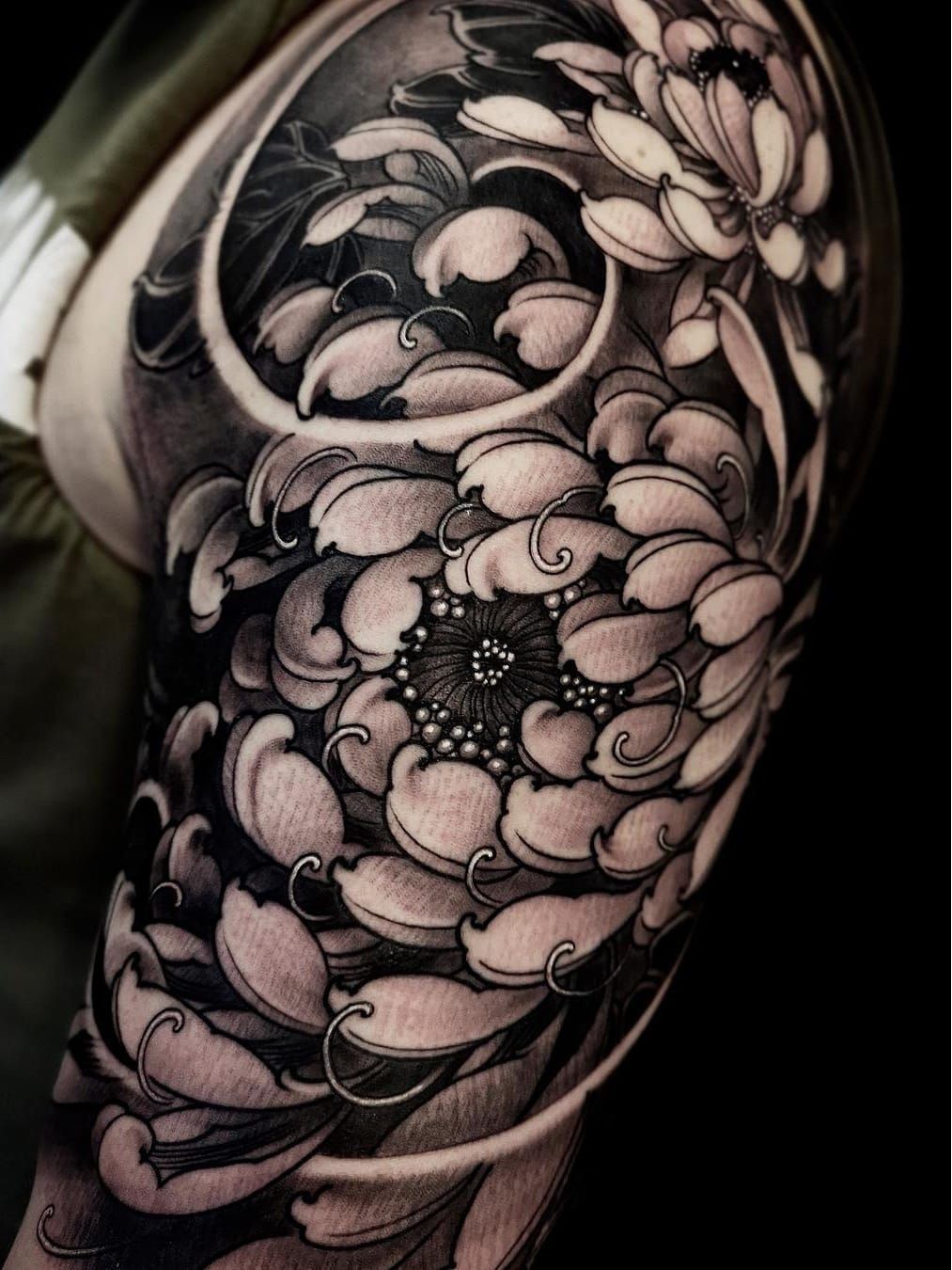 Pin by Sami Rose on Tattoos  Flower tattoo drawings Chrysanthemum tattoo  Flower sketches