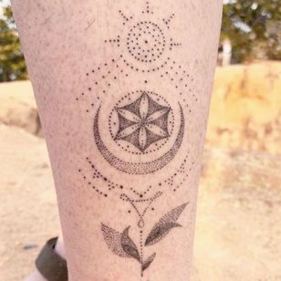 Hand Poke Tattoo: Mystical Dotwork de Ink & Earth # Ink & Earth #InkandEarth #handpoketattoo #nonelectrictattoo #handpoketattoo #handpoke #dotwork #sun #moon #tribal #pattern #mandala #moon #flower