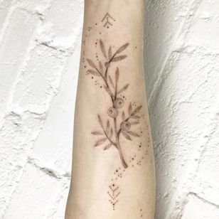 Hand Poke Tattoo: Mystical Dotwork de Ink & Earth # Ink & Earth #InkandEarth #handpoketattoo #nonelectrictattoo #handpoketattoo #handpoke #dotwork #sun #moon #tribal #pattern #berries #leaves