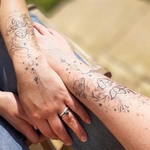 Hand Poke Tattoo: Mystical Dotwork de Ink & Earth # Ink & Earth #InkandEarth #handpoketattoo #nonelectrictattoo #handpoketattoo #handpoke #dotwork #sun #moon #tribal #pattern #matching