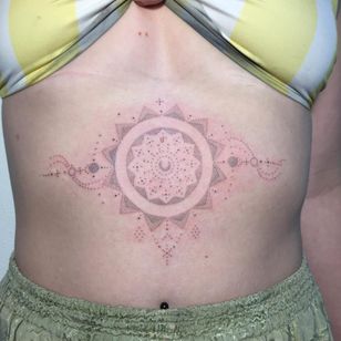 ¡mi nuevo tatuaje de mano de Ink & Earth!  #FellisTravels #LaurenFennEllis #inkandearth # ink & earth #handpoketattoo #handpoke #dotwork #sun #moon #tribal #pattern