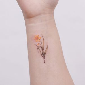 Birth month flower tattoo by Donghwa #donghwa #daffodil #birthmonthflowertattoos #birthmonthflowers #flowertattoo #flowers #florals #petals #blooms #leaves #nature #plant #birthmonth
