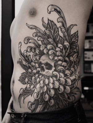 Skull and chrysanthemum on ribs.