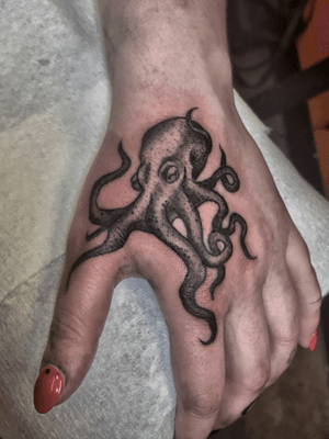 #hand #octopus #blackwork #inkedgirls #tattoodo #handtattoo #artist #tattooartist #art #artist #tattooideas #tattoodesign 